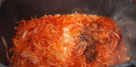 Фото приготовления рецепта: Свинина в луковом соусе - шаг №11