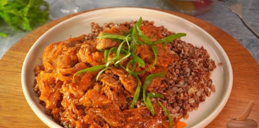 Фото приготовления рецепта: Свинина в луковом соусе - шаг №14