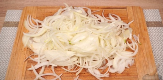 Фото приготовления рецепта: Свинина в луковом соусе - шаг №6