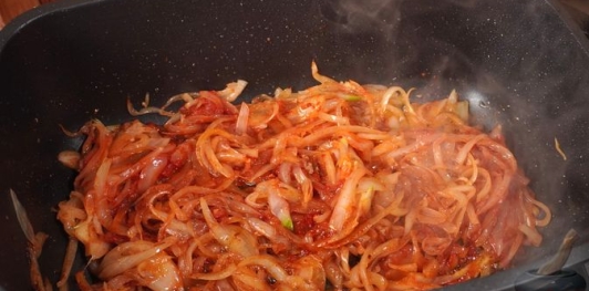 Фото приготовления рецепта: Свинина в луковом соусе - шаг №10