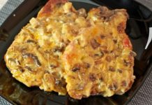 Свиные отбивные, запечённые в грибном соусе