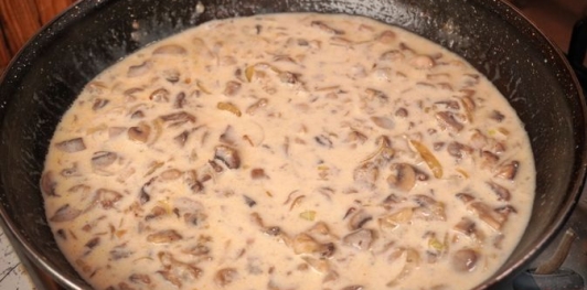 Фото приготовления рецепта: Свиные отбивные, запечённые в грибном соусе - шаг №12