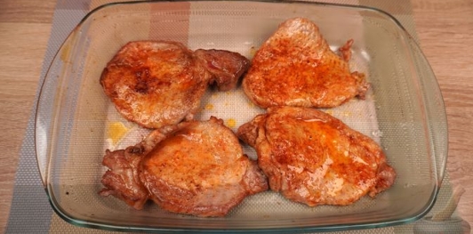 Фото приготовления рецепта: Свиные отбивные, запечённые в грибном соусе - шаг №14