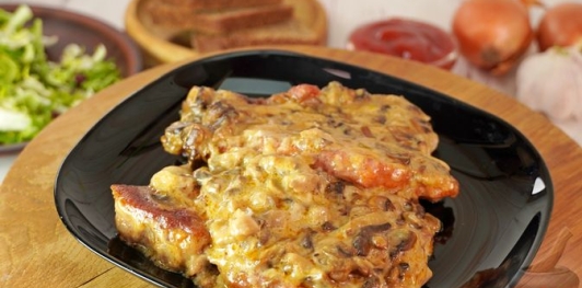 Фото приготовления рецепта: Свиные отбивные, запечённые в грибном соусе - шаг №17