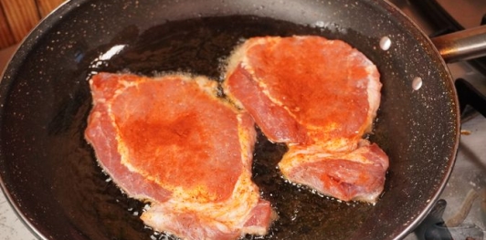 Фото приготовления рецепта: Свиные отбивные, запечённые в грибном соусе - шаг №5