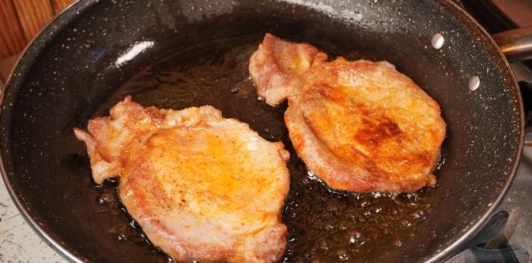 Фото приготовления рецепта: Свиные отбивные, запечённые в грибном соусе - шаг №6