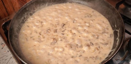 Фото приготовления рецепта: Свиные отбивные, запечённые в грибном соусе - шаг №13