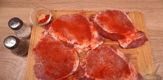 Фото приготовления рецепта: Свиные отбивные, запечённые в грибном соусе - шаг №4