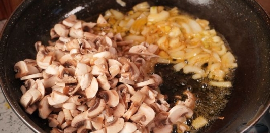 Фото приготовления рецепта: Свиные отбивные, запечённые в грибном соусе - шаг №9