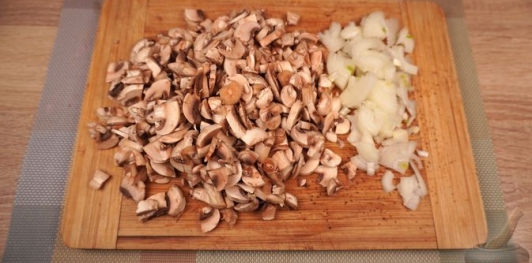 Фото приготовления рецепта: Свиные отбивные, запечённые в грибном соусе - шаг №7