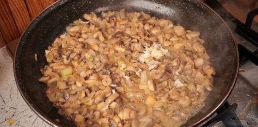 Фото приготовления рецепта: Свиные отбивные, запечённые в грибном соусе - шаг №10