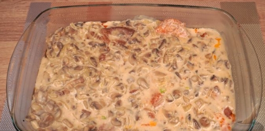 Фото приготовления рецепта: Свиные отбивные, запечённые в грибном соусе - шаг №15