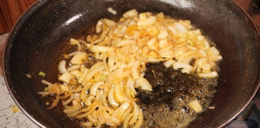 Фото приготовления рецепта: Свиные отбивные, запечённые в грибном соусе - шаг №8