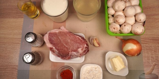 Фото приготовления рецепта: Свиные отбивные, запечённые в грибном соусе - шаг №1