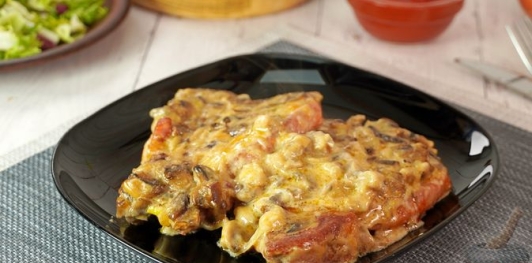 Фото приготовления рецепта: Свиные отбивные, запечённые в грибном соусе - шаг №16