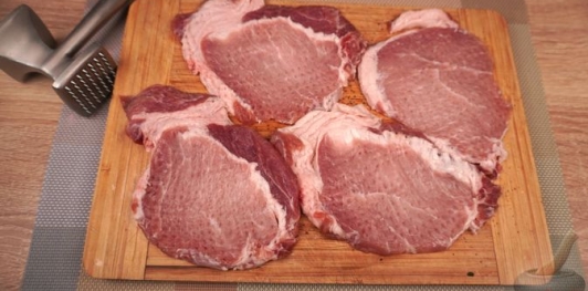 Фото приготовления рецепта: Свиные отбивные, запечённые в грибном соусе - шаг №3