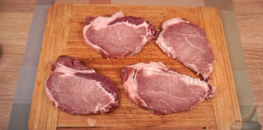 Фото приготовления рецепта: Свиные отбивные, запечённые в грибном соусе - шаг №2