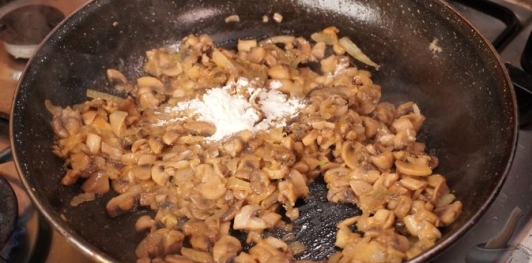 Фото приготовления рецепта: Свиные отбивные, запечённые в грибном соусе - шаг №11