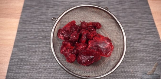 Фото приготовления рецепта: Свёкла с вишнями - шаг №2