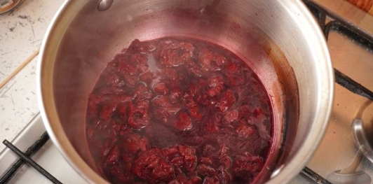 Фото приготовления рецепта: Свёкла с вишнями - шаг №6