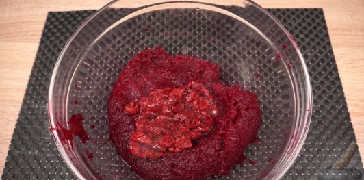 Фото приготовления рецепта: Свёкла с вишнями - шаг №9