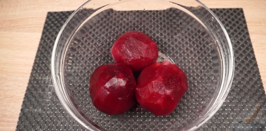 Фото приготовления рецепта: Свёкла с вишнями - шаг №3