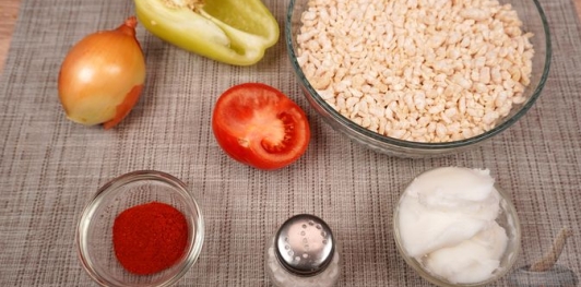 Фото приготовления рецепта: Тархоня с помидорами и сладким перцем - шаг №1