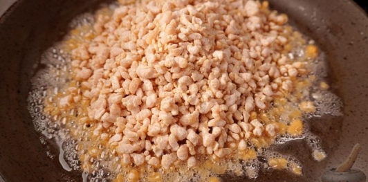 Фото приготовления рецепта: Тархоня с помидорами и сладким перцем - шаг №2