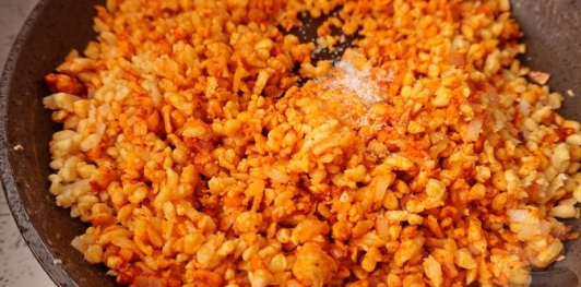 Фото приготовления рецепта: Тархоня с помидорами и сладким перцем - шаг №6