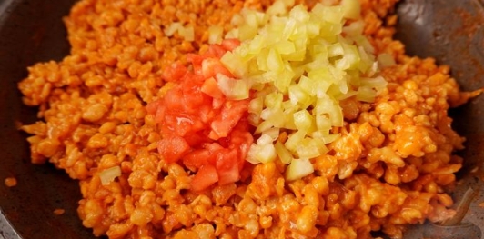 Фото приготовления рецепта: Тархоня с помидорами и сладким перцем - шаг №11