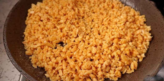 Фото приготовления рецепта: Тархоня с помидорами и сладким перцем - шаг №3