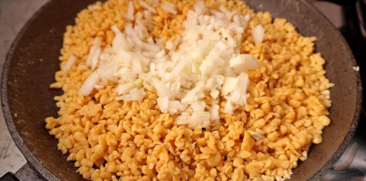 Фото приготовления рецепта: Тархоня с помидорами и сладким перцем - шаг №4