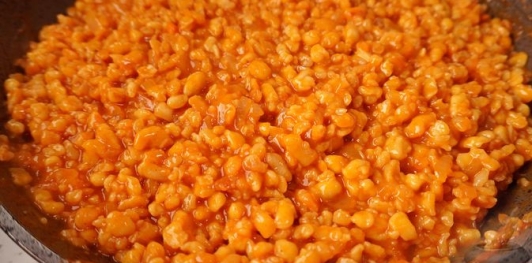 Фото приготовления рецепта: Тархоня с помидорами и сладким перцем - шаг №8