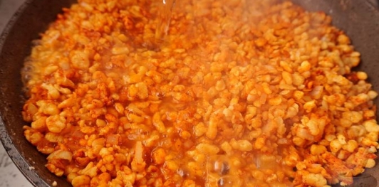 Фото приготовления рецепта: Тархоня с помидорами и сладким перцем - шаг №7