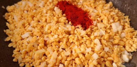 Фото приготовления рецепта: Тархоня с помидорами и сладким перцем - шаг №5