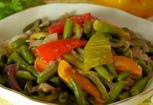 Тёплый салат из перца, стручковой фасоли и лука