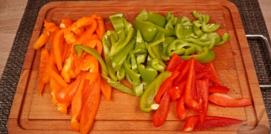 Фото приготовления рецепта: Тёплый салат из перца, стручковой фасоли и лука - шаг №5