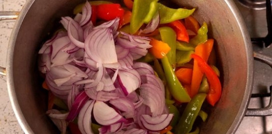 Фото приготовления рецепта: Тёплый салат из перца, стручковой фасоли и лука - шаг №7