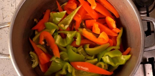 Фото приготовления рецепта: Тёплый салат из перца, стручковой фасоли и лука - шаг №6