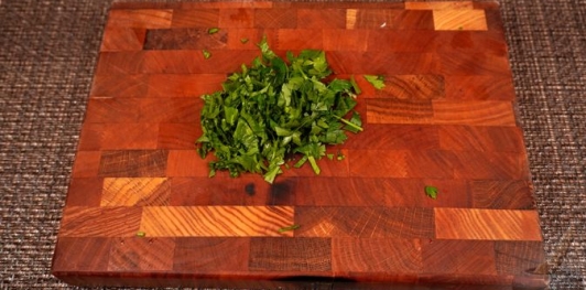 Фото приготовления рецепта: Тёплый салат из перца, стручковой фасоли и лука - шаг №3