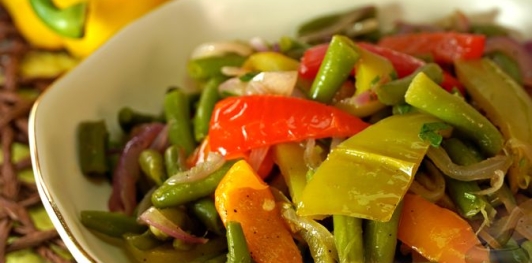 Фото приготовления рецепта: Тёплый салат из перца, стручковой фасоли и лука - шаг №12