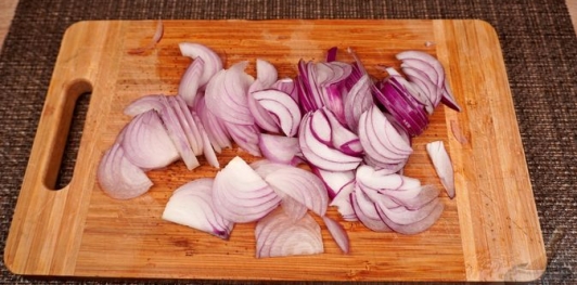 Фото приготовления рецепта: Тёплый салат из перца, стручковой фасоли и лука - шаг №2