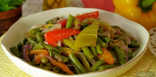 Фото приготовления рецепта: Тёплый салат из перца, стручковой фасоли и лука - шаг №11