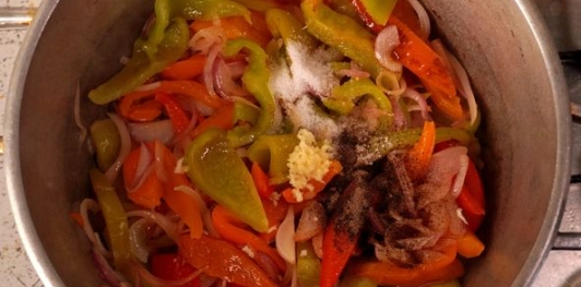 Фото приготовления рецепта: Тёплый салат из перца, стручковой фасоли и лука - шаг №8