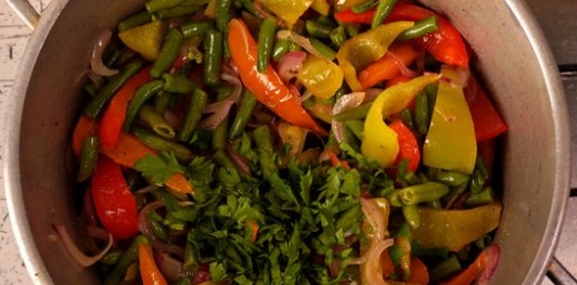 Фото приготовления рецепта: Тёплый салат из перца, стручковой фасоли и лука - шаг №10