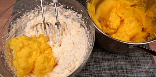 Фото приготовления рецепта: Торт "Кремеш" - шаг №15