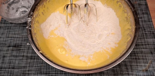 Фото приготовления рецепта: Торт "Кремеш" - шаг №9