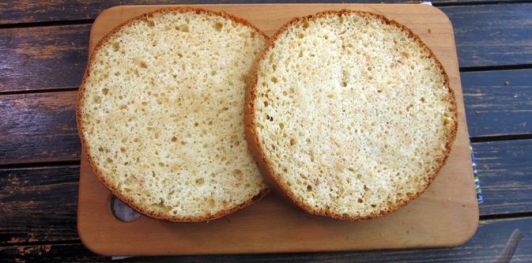 Фото приготовления рецепта: Торт "Сметанник" на сгущённом молоке - шаг №22