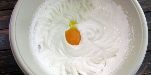 Фото приготовления рецепта: Торт "Сметанник" на сгущённом молоке - шаг №4