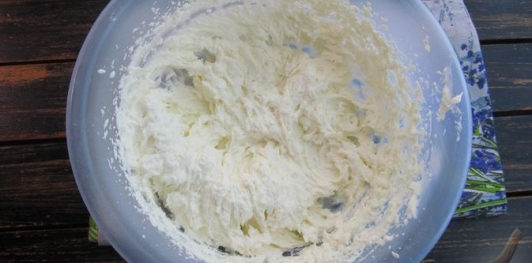 Фото приготовления рецепта: Торт "Сметанник" на сгущённом молоке - шаг №18